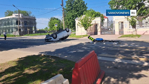 В Шуе перевернулась легковушка